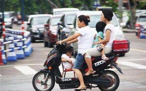 电瓶车带人.jpg